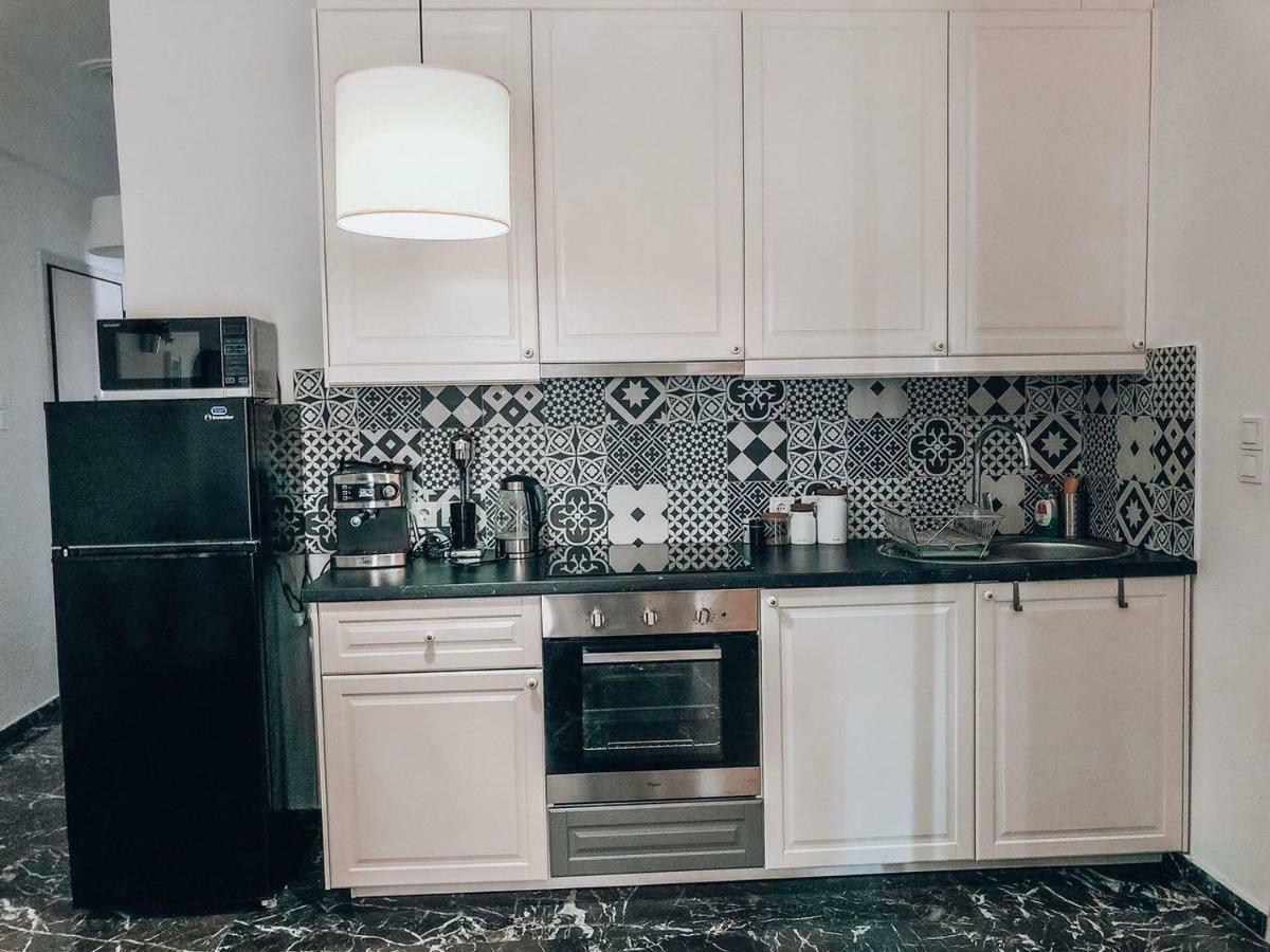 133 Sokratous, Black Marble. * Atény